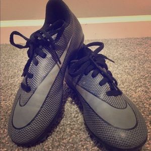 Youth soccer cleats